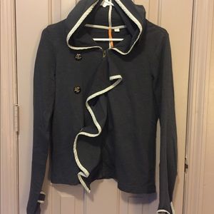 Hoodie with ruffle piping